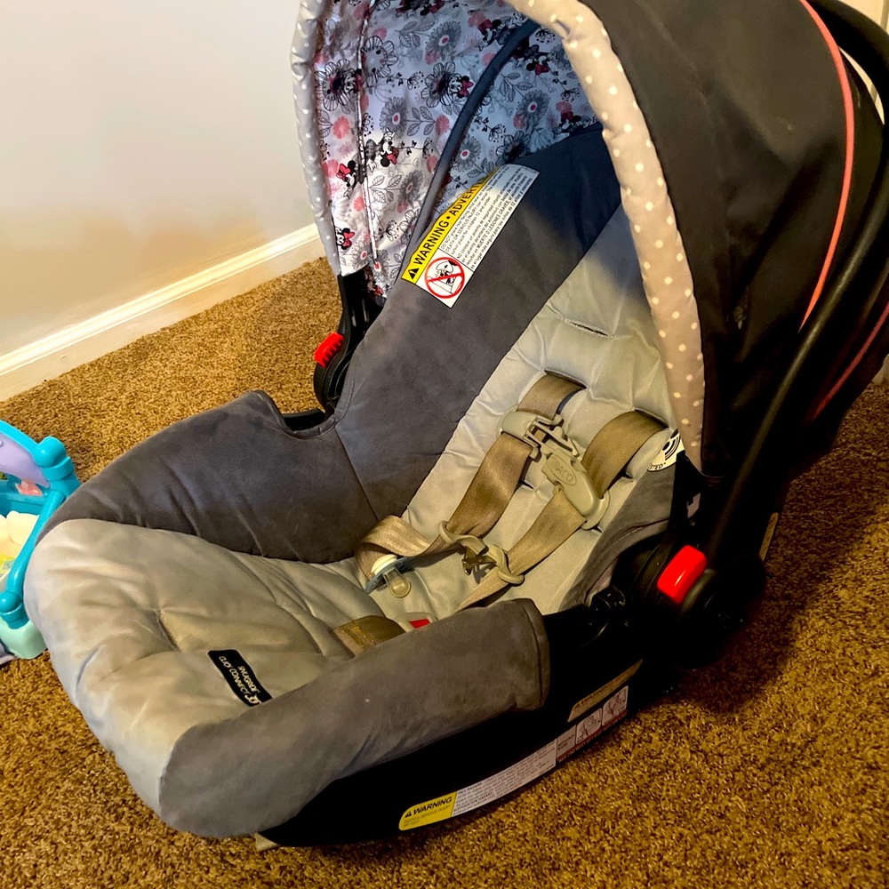 ✨slightly used✨ car seat graco numbers are listed